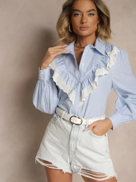 Koszula z Bawełny w Prążki Zdobiona Ażurową Falbanką przy Dekolcie Paliara niebieska