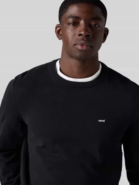 Sweter o kroju regular fit z mieszanki bawełny z wyhaftowanym logo Levi's czarny