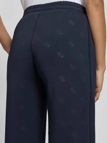 Spodnie dresowe o kroju wide fit z nadrukiem logo allover model Calista' Guess Activewear granatowe