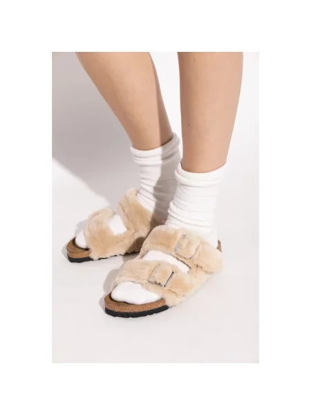 Klapki Birkenstock skórzane z logo beżowe