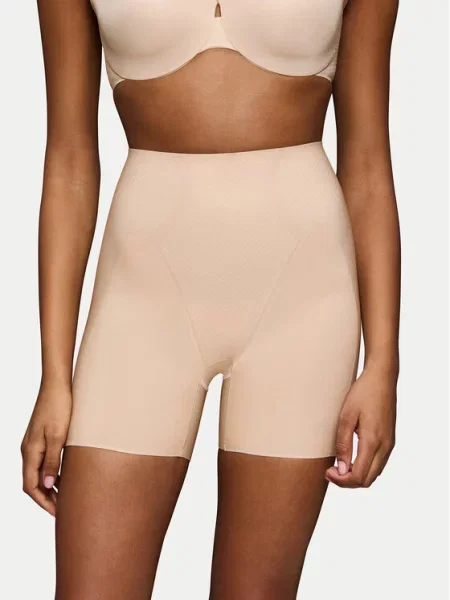 Szorty o kroju slim fit ze średnim efektem modelowania Triumph beżowe