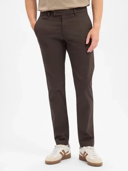 Chinos o kroju slim fit z mieszanki bawełny Bugatti brązowe
