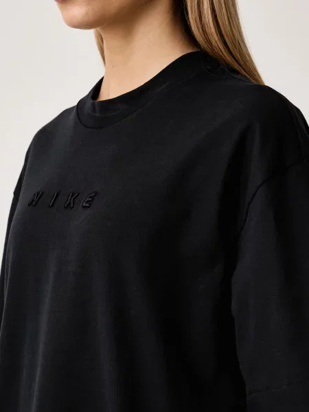 Nike Sportswear уголемена тениска дамска от черно