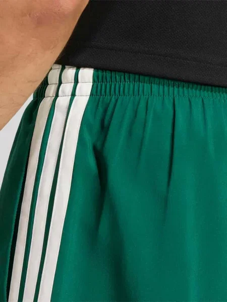 Szorty sportowe o kroju regular fit z bocznymi wpuszczanymi Adidas Sportswear zielone