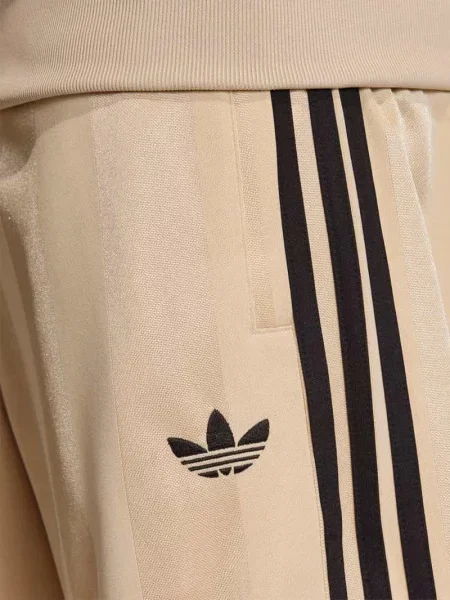 Szorty treningowe w kroju regular fit z haftowanym logo Adidas Originals beżowe