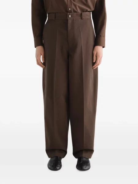 Pantaloni Lemaire din țesătură twill maro