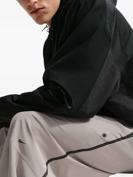 Geacă Nike cu cordon alergare negru