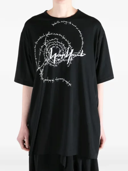 Тениска Yohji Yamamoto с принт черно