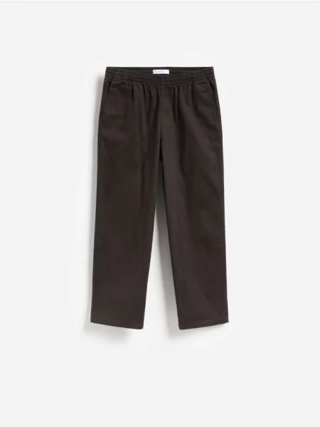 Reserved Pantaloni carrot fit cafeniu