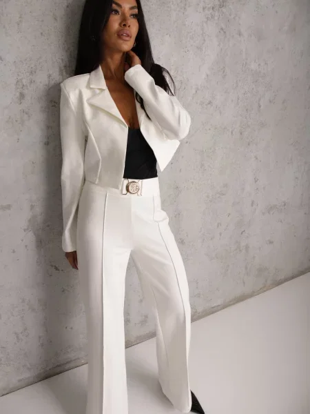 Compleu de costum din sacou crop și pantaloni largi cu cataramă Soncetta alb