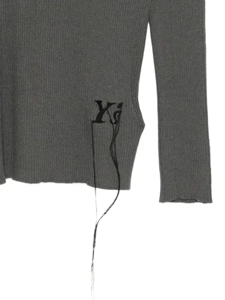Top Y's cu broderie gri