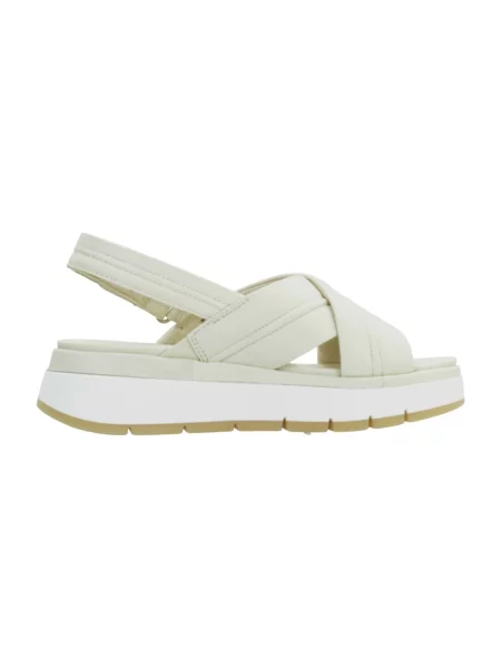 Sandały Clarks na płaskim obcasie beżowe