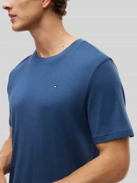 T-shirt o kroju regular fit z małym detal z logo Tommy Hilfiger niebieska