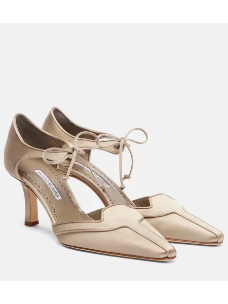 Pantofi cu toc Manolo Blahnik din satin bej