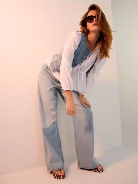 Джинсова жилетка з декоративними швами синій