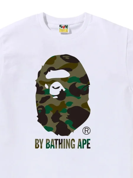 Maskáčové tričko A Bathing Ape® s potiskem bílé