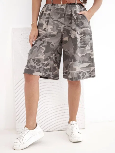Cu centură pantaloni scurți Kesi Włoski cu model camuflaj gri