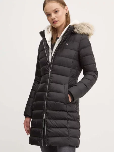 Płaszcz pikowany o kroju slim fit z wypełnieniem puchem i pierzem Tommy Jeans czarny