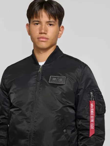 Bomberka z kapturem i wyhaftowanym logo Alpha Industries czarny