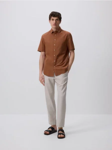 Reserved Cămașă regular cu conținut ridicat de in brun-auriu auriu