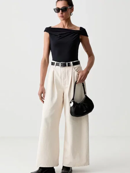 Levi's bluza z odkritimi rameni z viskozo TORI TWISTED CLEAN modra