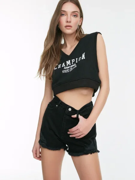 Szorty jeansowe Trendyol z dziurami czarne