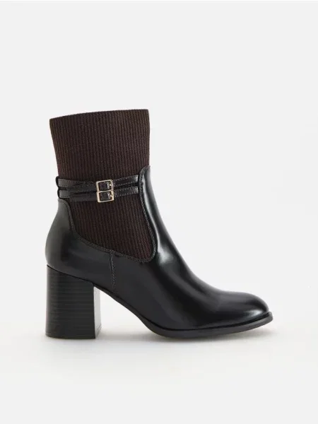 Reserved Botine cu inserție elastică maro
