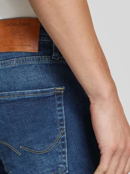 Jeansy o kroju regular fit z zapięciem na guzik model ‘CLARK’ Jack & Jones niebieskie