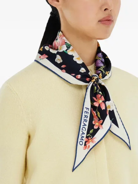 Fular Ferragamo cu imagine albastru