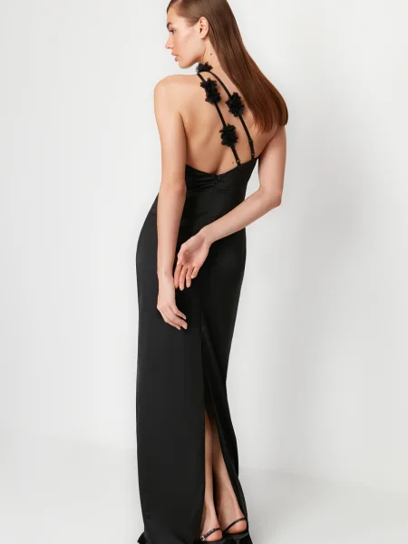 Satynowa sukienka wieczorowa Trendyol elegancka w kształcie litery A czarna