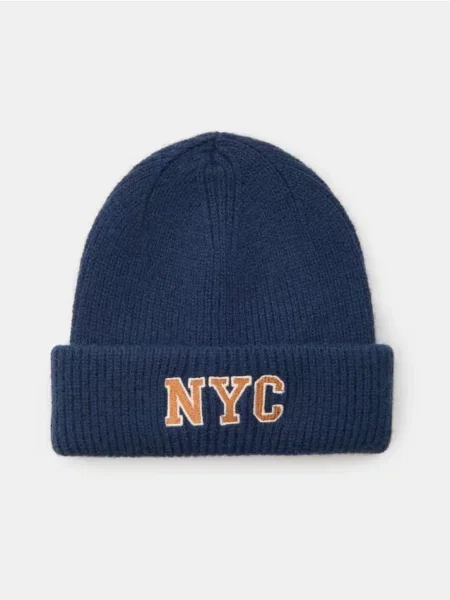 Sinsay Beanie čepice s výšivkou NYC námořnická modrá