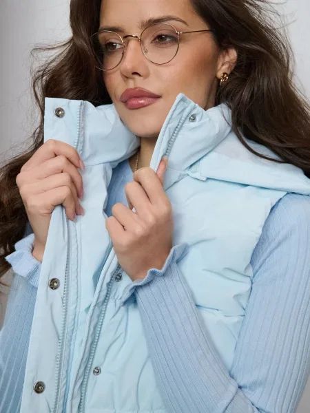 Стьобаний puffer жилет із відстібним капюшоном блакитний