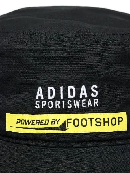 Pălărie Adidas cu dungi cu imagine de costum albastru