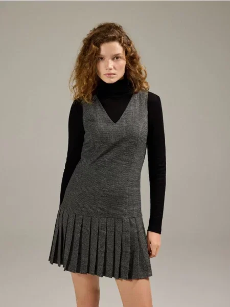 Reserved Плісирована сукня антрацитовий 