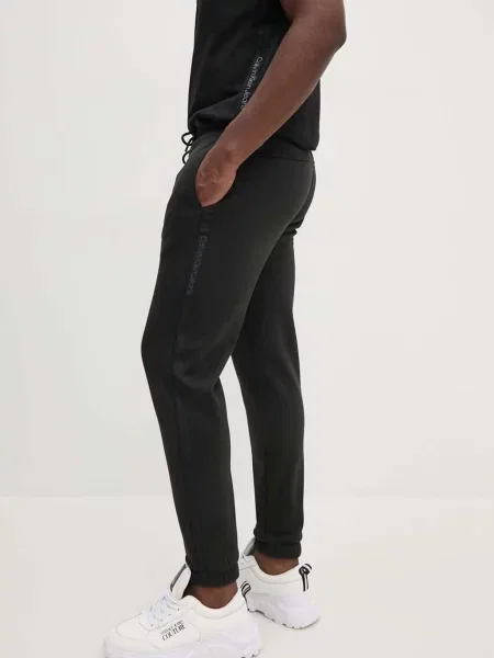 Donji dio trenirke Calvin Klein Jeans s aplikacijom crna