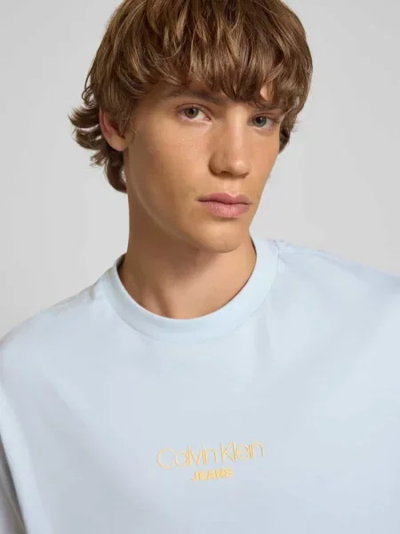 T-shirt o kroju relaxed fit z okrągłym dekoltem Calvin Klein Jeans