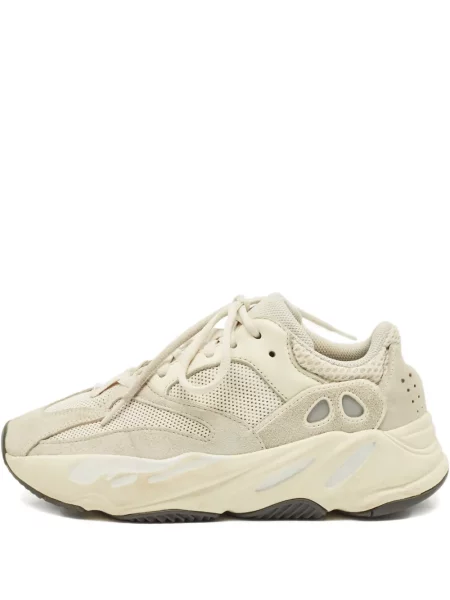 Sneakerși Adidas Yeezy din piele de căprioară