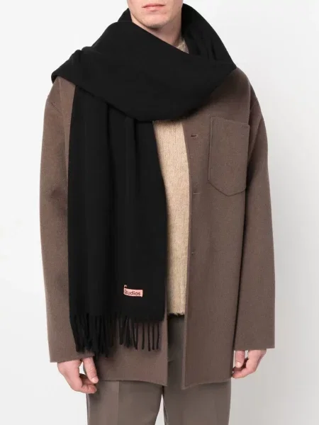 Vilnonis šalikas Acne Studios su kutais juoda