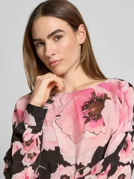 Bluzka o kroju regular fit z dekoltem w łódkę Marc Cain czarna