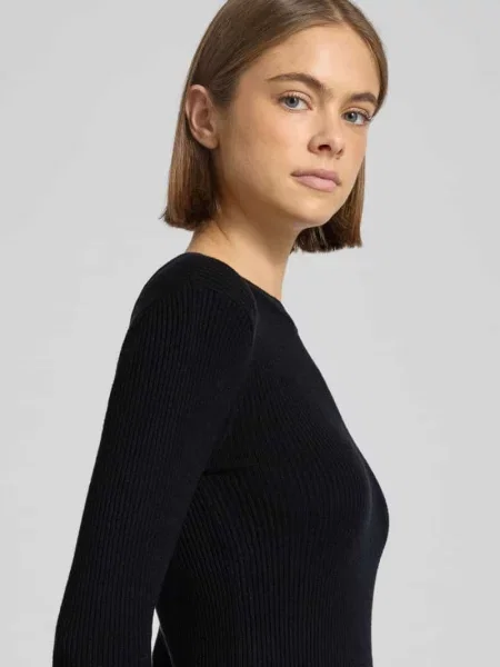 Sukienka mini o dopasowanym kroju z efektem prążkowania model ‘MIRA NEW’ Pieces czarna