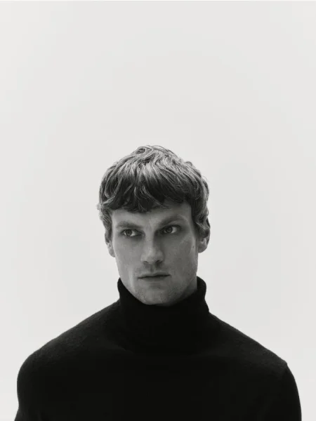 Reserved Sweter z wełną merino czarny