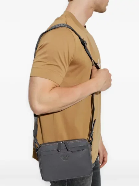 Τσάντα χιαστί Emporio Armani με απλικέ γκρι