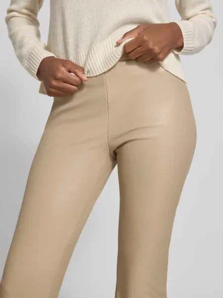 Spodnie o rozkloszowanym kroju z imitacji skóry model ‘MACY’ Raffaello Rossi