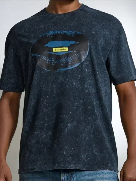 Sinsay Koszulka comfort fit z nadrukiem i efektem sprania czarny