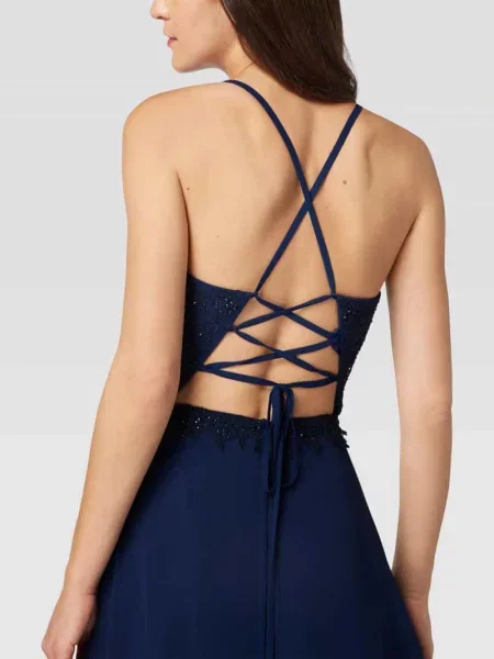 Sukienka wieczorowa taliowana z ozdobnym obszyciem Luxuar granatowa