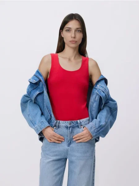 Reserved Top din modal roșu