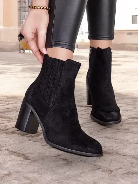 Cizme scurte Resti din piele de căprioară cu toc bloc negru