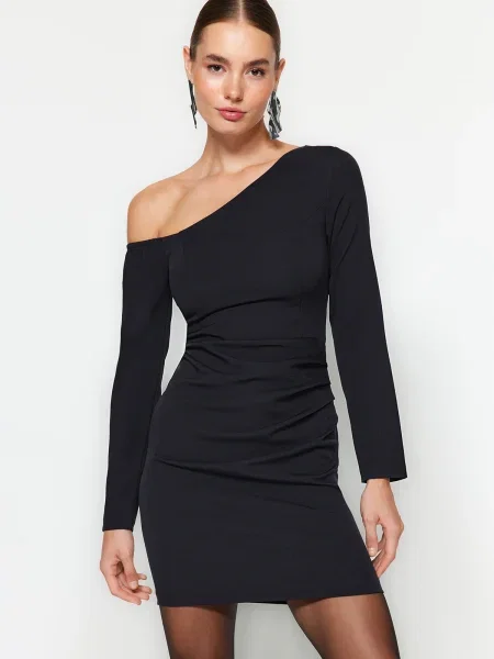 Sukienka wieczorowa Trendyol drapowana biznesowa czarna