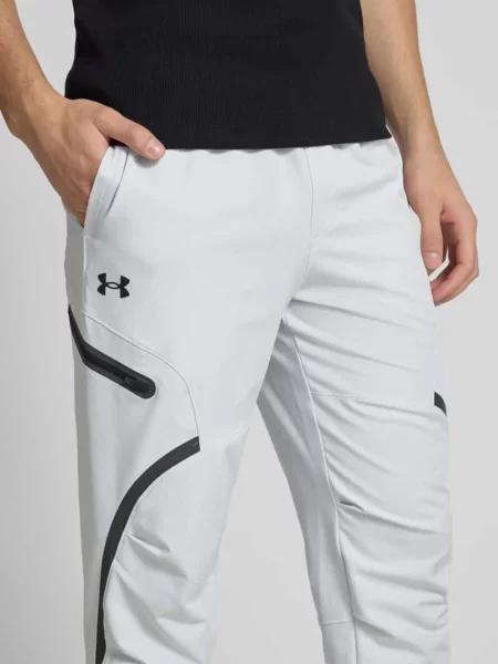 Spodnie treningowe o kroju relaxed fit z cargo model ‘Unstoppable’ Under Armour
