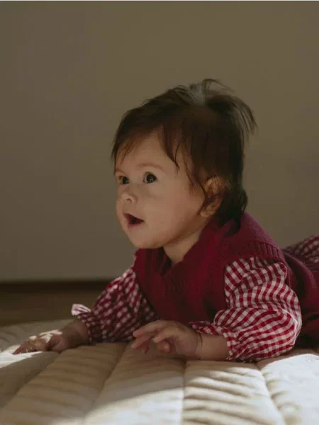Reserved Pletená vesta s košeľou lilavá